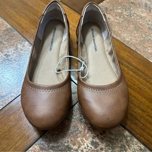 Amazon Essentials Cognac/Tan Ballet Flats Size 5.5.  Never Worn!